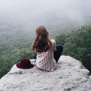 Mädchen auf einem Felsen